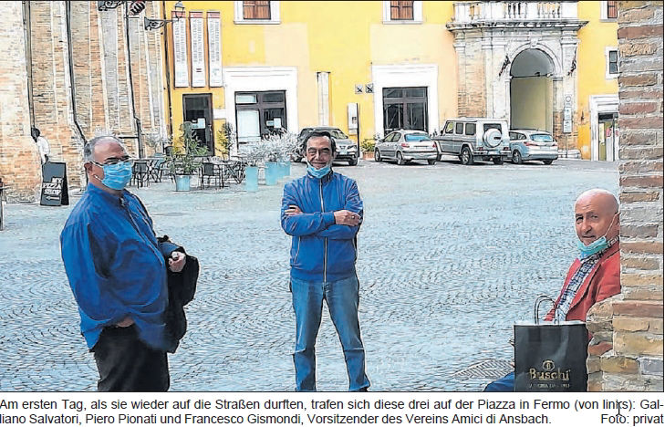 Am ersten Tag, als sie wieder auf die Straßen durften, trafen sich diese drei auf der Piazza in Fermo (von links): Galliano Salvatori, Piero Pionati und Francesco Gismondi, Vorsitzender des Vereins Amici di Ansbach. Foto: privat